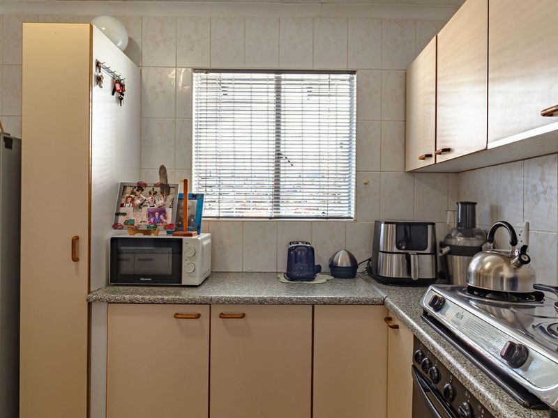 Charming 2 Bedroom, 2 Bathroom, Low-Maintenance Townhouse in Secure Complex - Photo 10