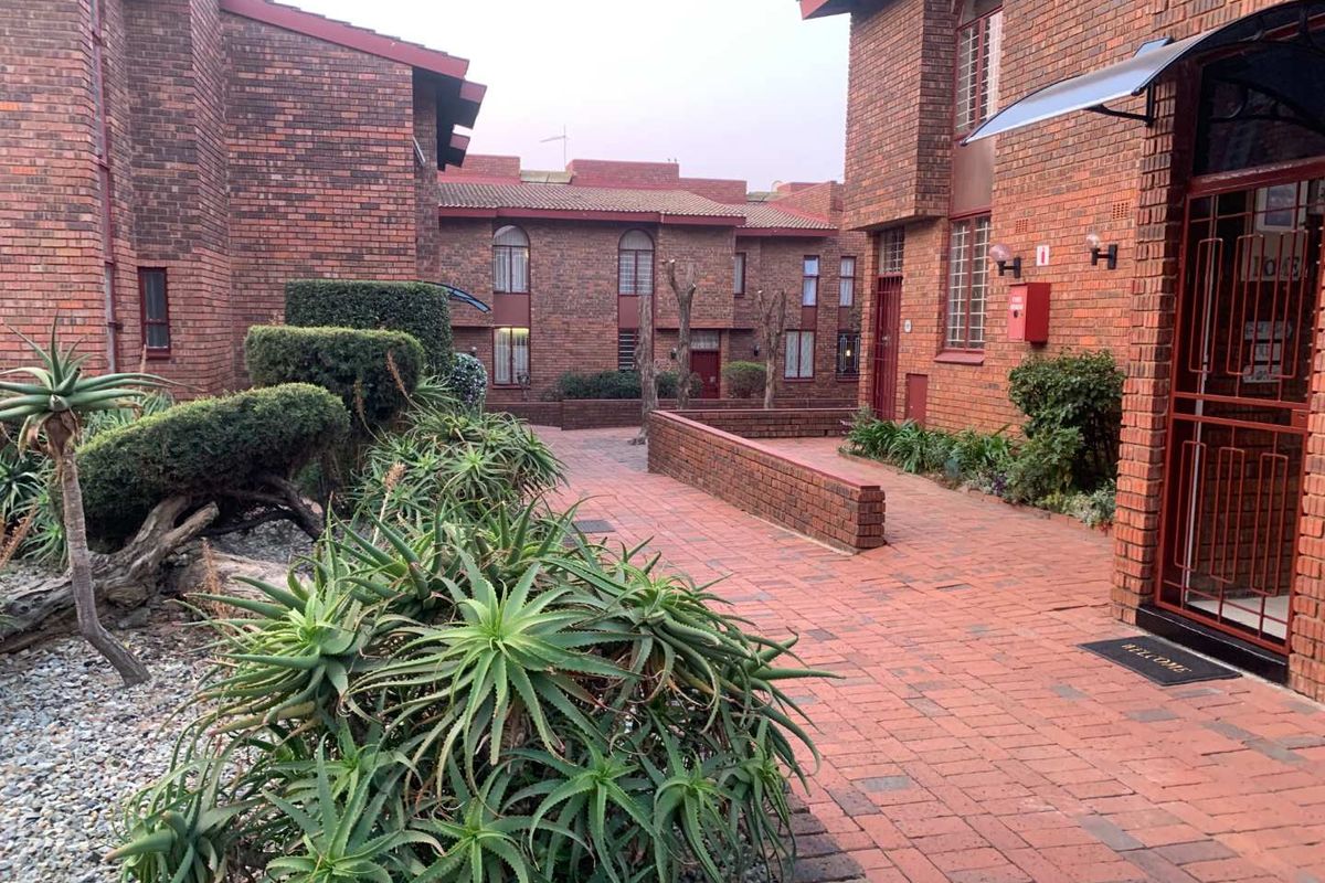 Charming 2-Bedroom Duplex for Sale in Hill Linmeyer Gardens Village - Photo 4