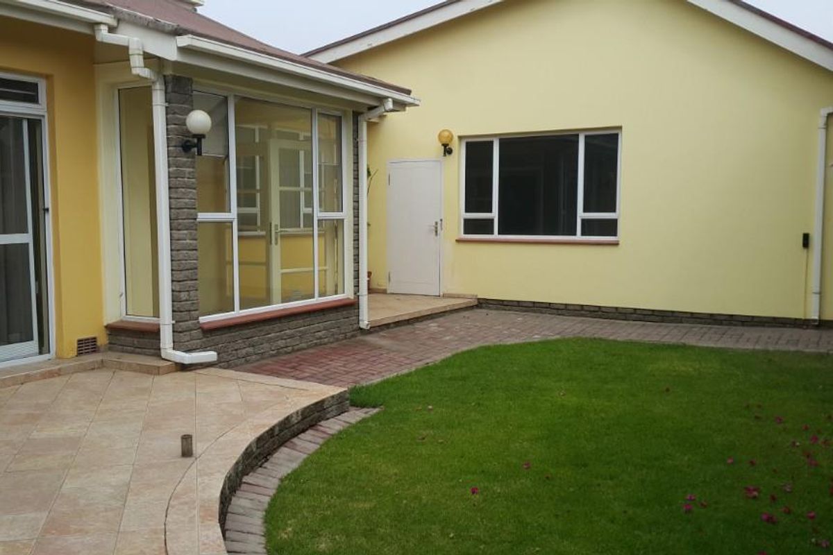 FOR SALE : SPACIOUS 8-BEDROOM HOME IN SWAKOPMUND CENTRAL - Photo 2