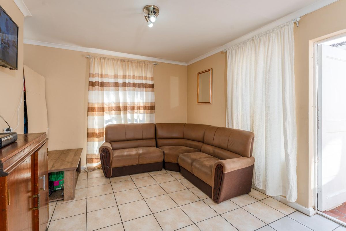 Charming One bed Apartment in the Heart of Wynberg Village - Photo 5