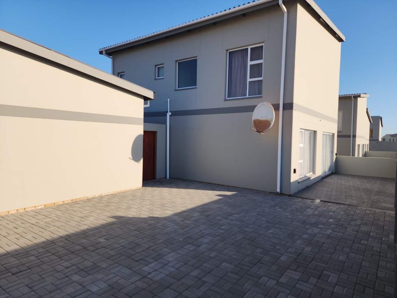 This well managed complex is freshly repainted. - Photo 3