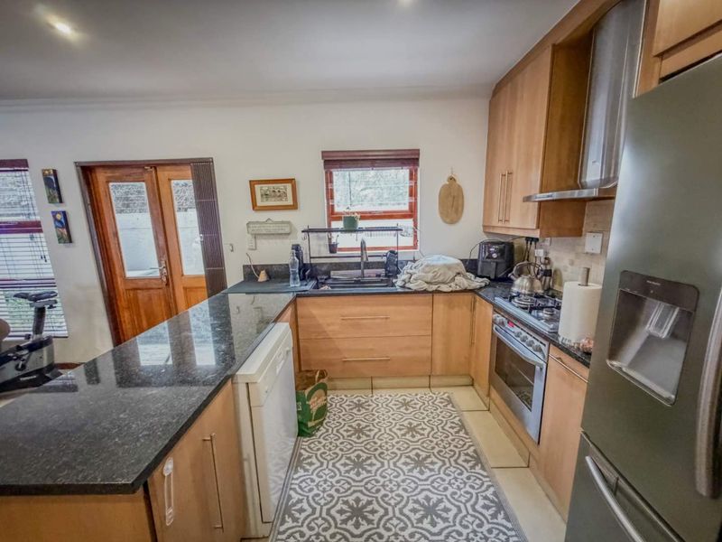 Stylish Duplex Townhouse with Double Garage & Granite Kitchen - Photo 4