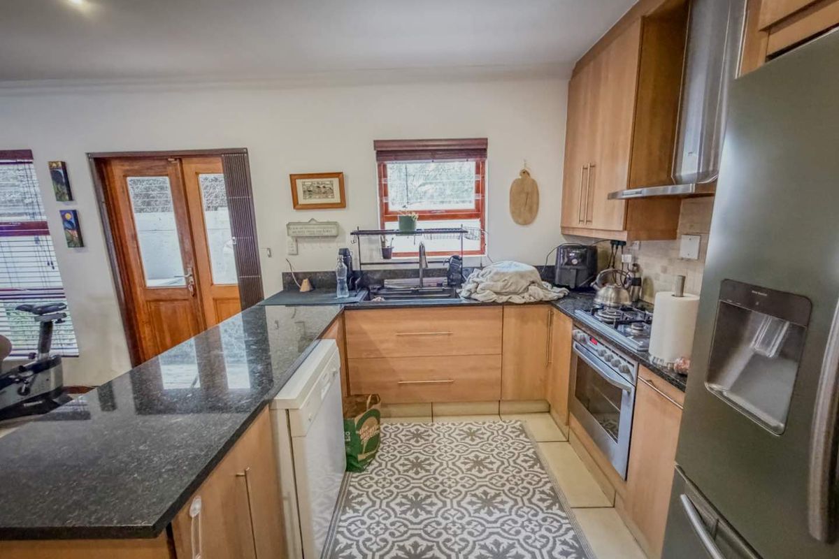 Stylish Duplex Townhouse with Double Garage & Granite Kitchen - Photo 4