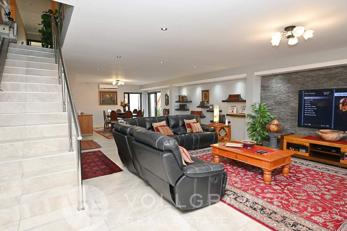 Coastal Luxury Living: Two homes and a flat on one erf - Photo 3