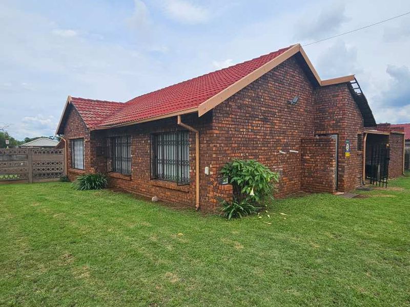 3 bedroom house in Karenpark - Photo 2