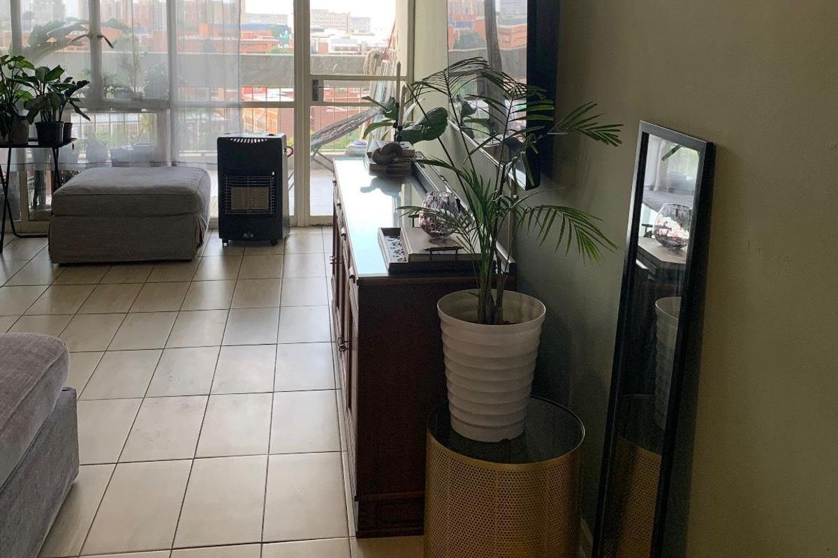 Spacious Apartment in Secure Majestic Towers, Parktown - Photo 3