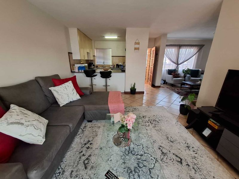 Modern 2 bedroom Top unit in Die Hoewes - Photo 5
