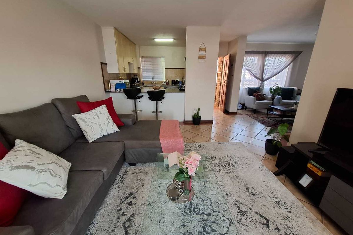 Modern 2 bedroom Top unit in Die Hoewes - Photo 5