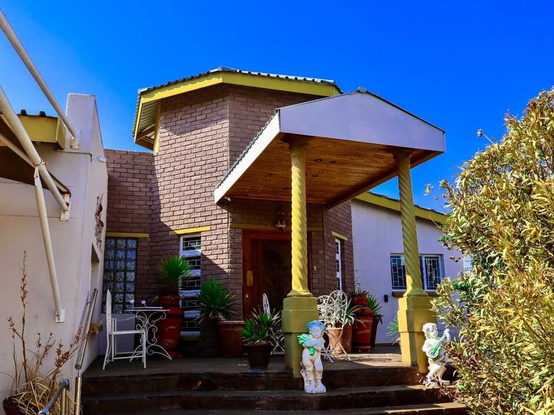 Single-Level 4-Bedroom Family Home with Pool - Photo 8