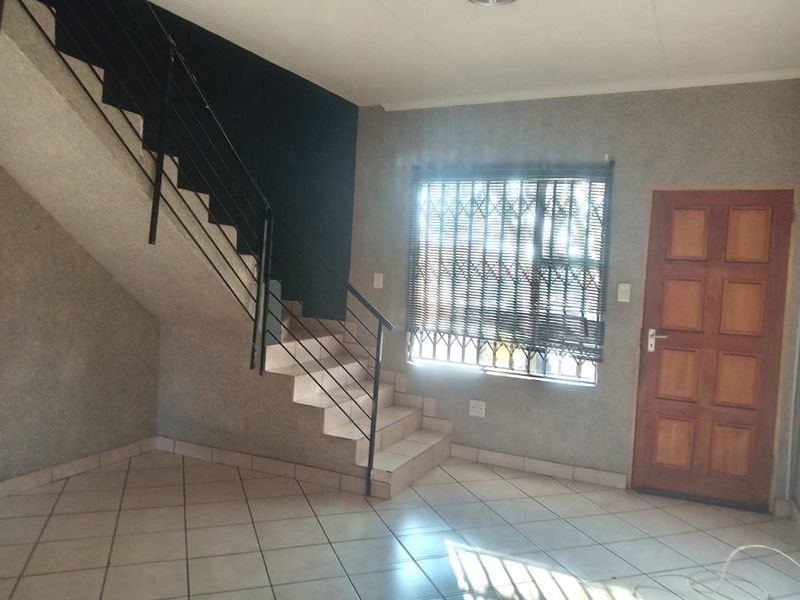 THREE BEDROOM DUPLEX TOWNHOUSE FOR SALE IN DAWN PARK - Photo 9