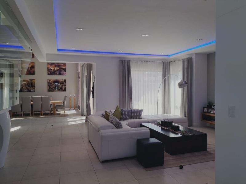 Exquisite 5-Bedroom Executive House in Meersig, Walvis Bay - Photo 6