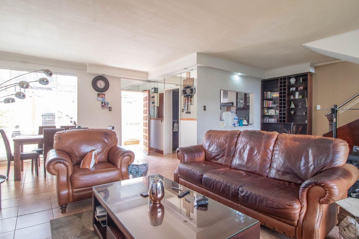 Neat 2 bedroom Townhouse in popular complex - Photo 5