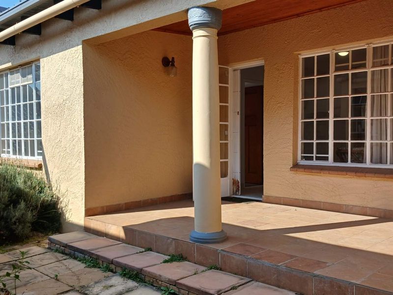 Spacious, Sunny 1 Bed Garden Flat to Let in Paulshof - Photo 1
