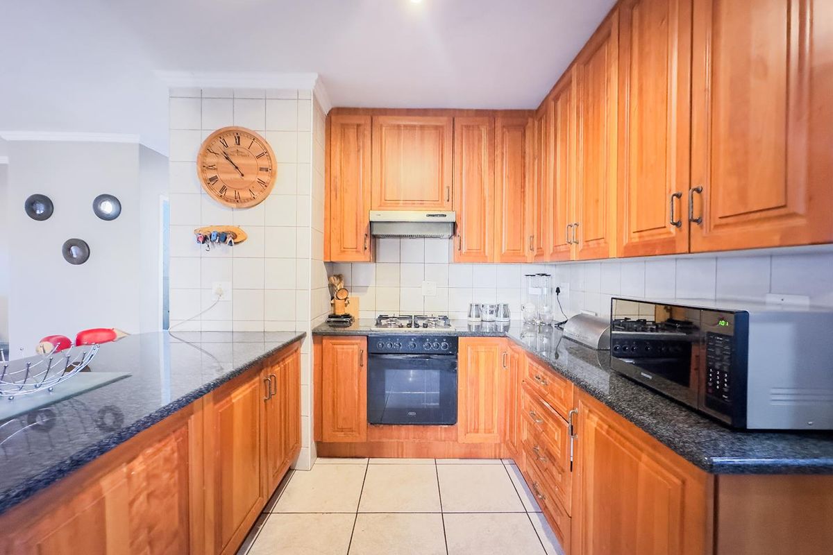 Elegant 3-Bedroom Duplex with an Enclosed Patio - Photo 3