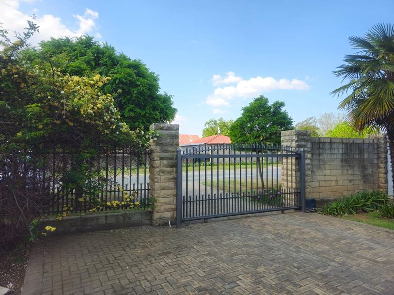 Modern Sandstone Home – Secure, Spacious & Family-Friendly - Photo 2