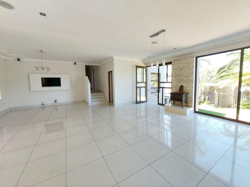Family home with pool for rent - Photo 3