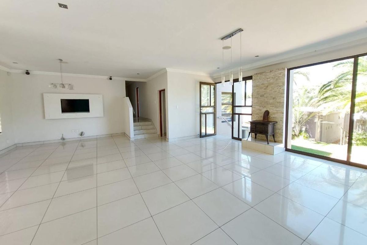 Family home with pool for rent - Photo 3