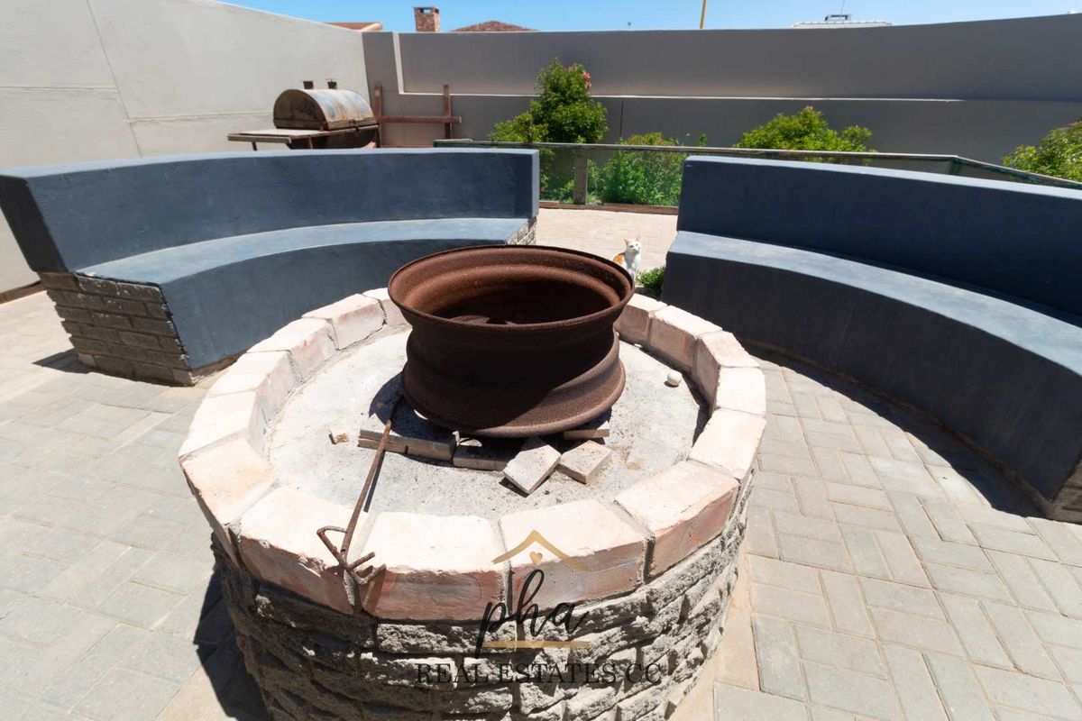 4 Bedroom House For Sale in Henties Bay, Extension 10 - Photo 3