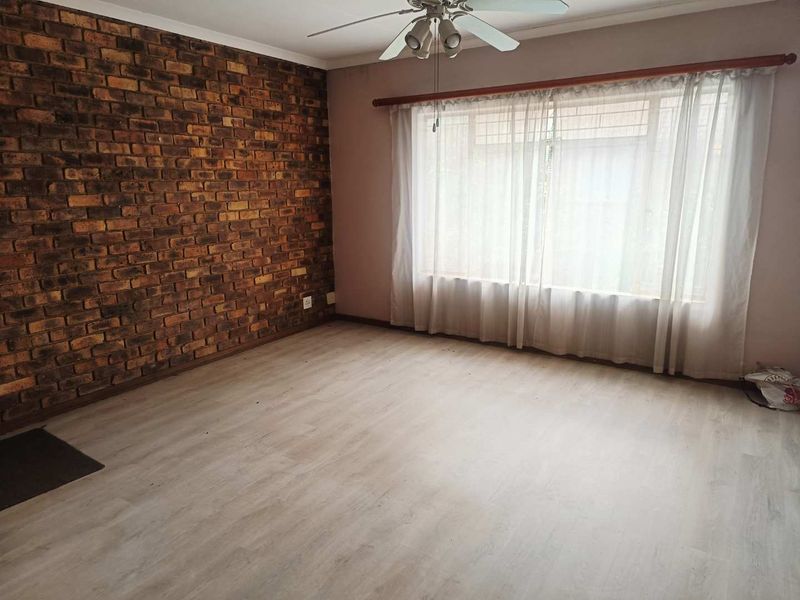 First Floor Unit For Sale in Wierda Park! - Photo 9