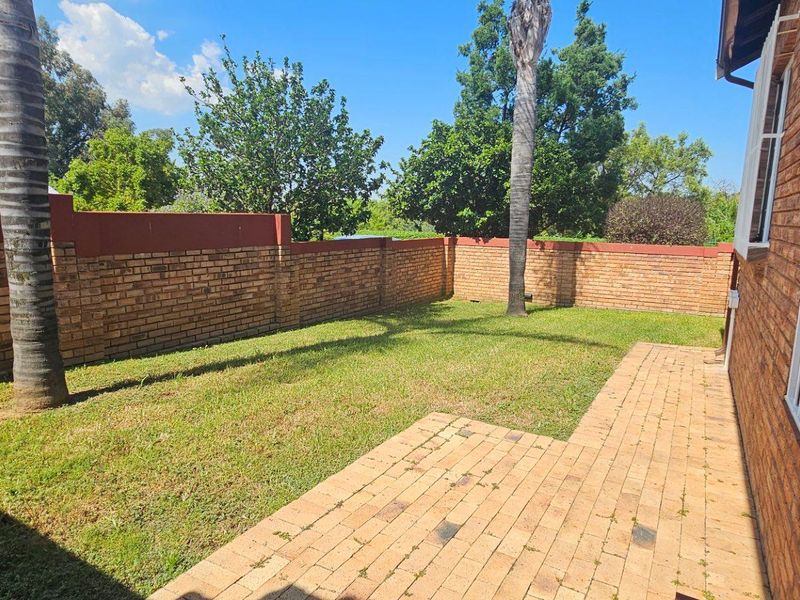 NEAT AS A PIN - WITH SPACE GALORE!! - Photo 3