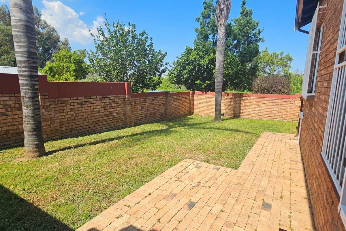 NEAT AS A PIN - WITH SPACE GALORE!! - Photo 3