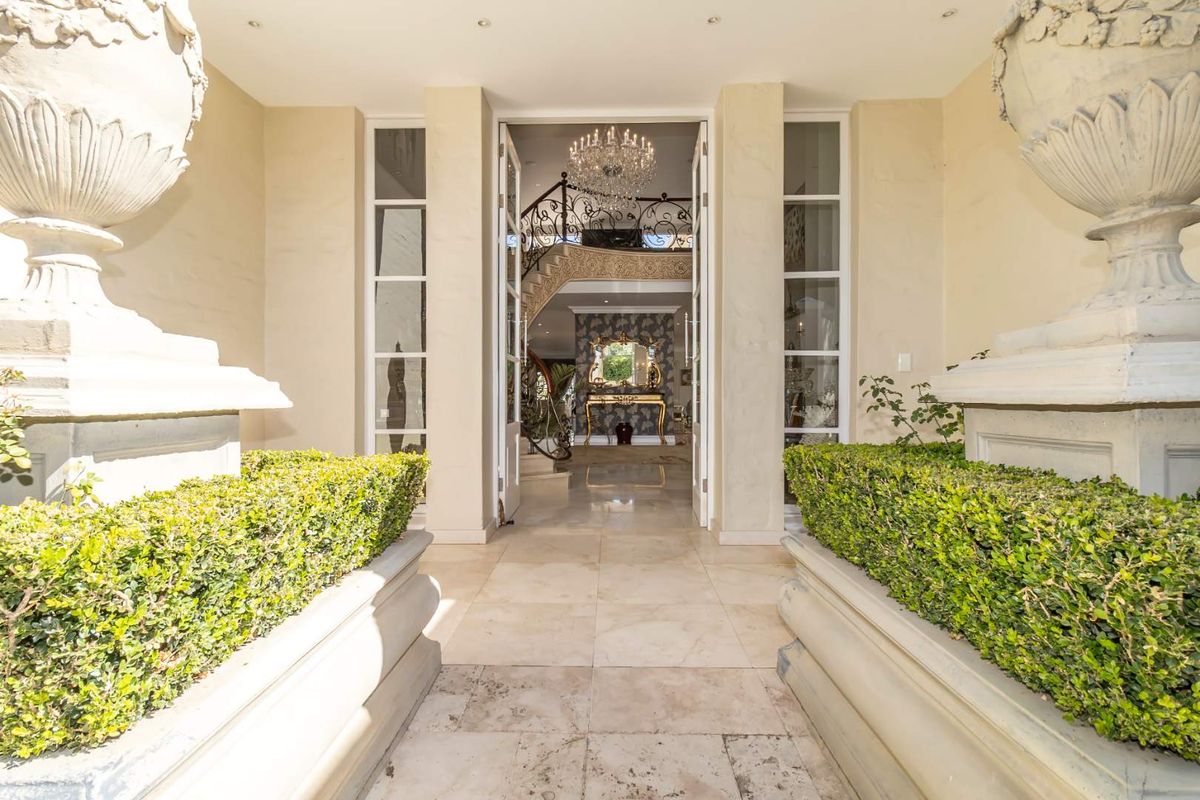 Distinguished Country Manor House - Photo 3