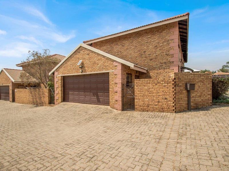 Neat 3 bedroom 2.5 bathroom home for sale in Honeydew Manor - Photo 2