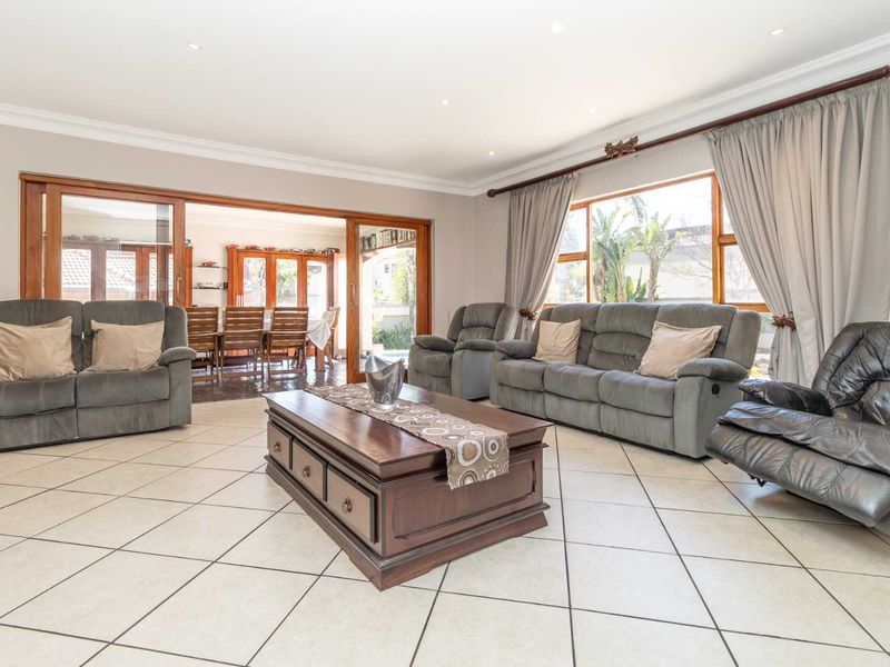 A home that welcomes you in and makes you stay! - Photo 2