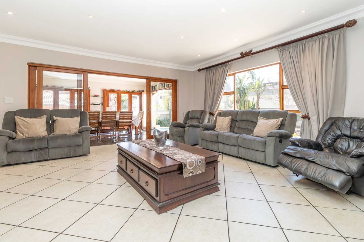 A home that welcomes you in and makes you stay! - Photo 2