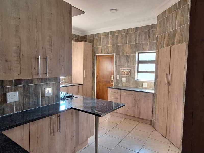 Spectacular 5 Bedroom Jewel in South Crest - Photo 8