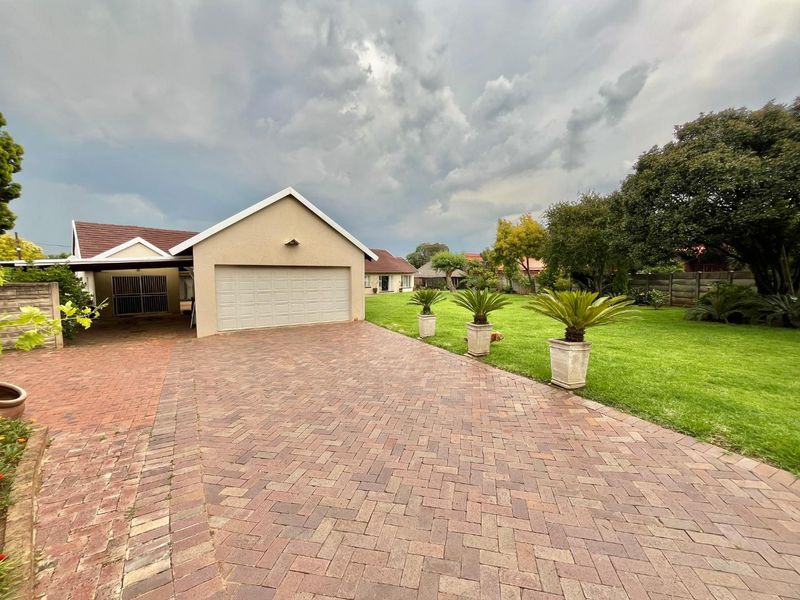 Stunning 4-Bedroom Home in the Secure Enclave of Freeway Park - Photo 7