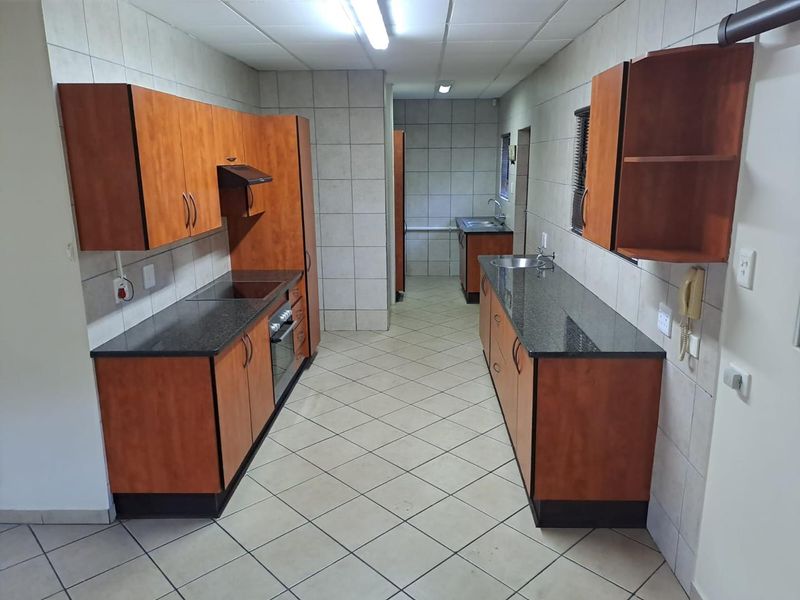 Modern 3-Bedroom Simplex with Courtyard in Richards Bay| Available August 15th - Photo 1