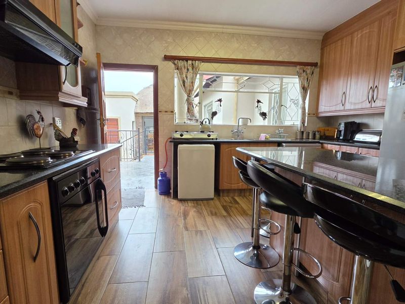 3 Bedroom House for Sale in South Crest - Photo 6