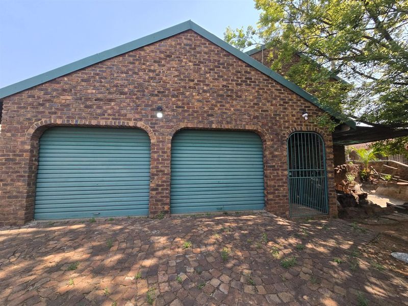 Spacious Double-Storey Home with Endless Potential - 8 Bedrooms, 7 Bathrooms, and Space for Everyone - Photo 1