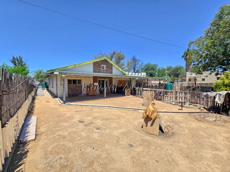 Omaruru:  3 Bedr Home with 4 x 2 Bedroom Flats for Sale - Photo 5