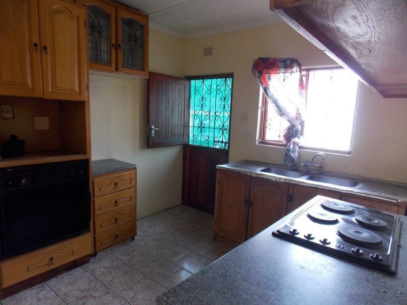 Comfortable Family Living in Shallcross Chatsworth - Photo 4