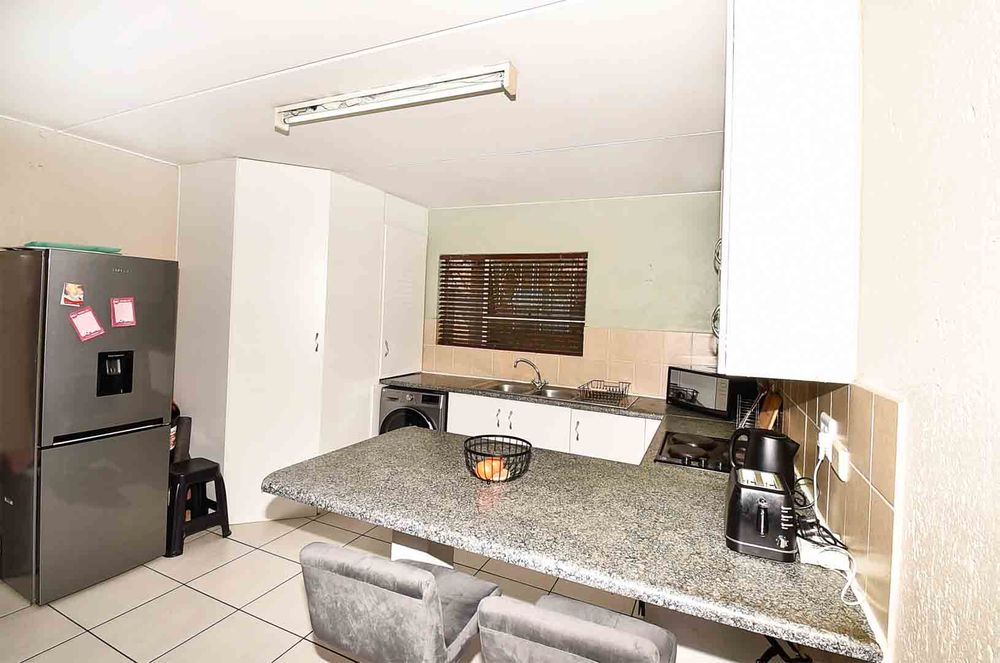 Spacious kitchen with 2 appliance space