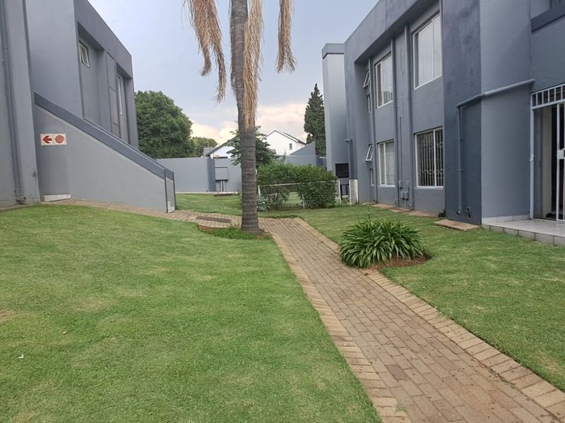 Charming 2-Bed Townhouse in Mulbarton Awaits You!" - Photo 2