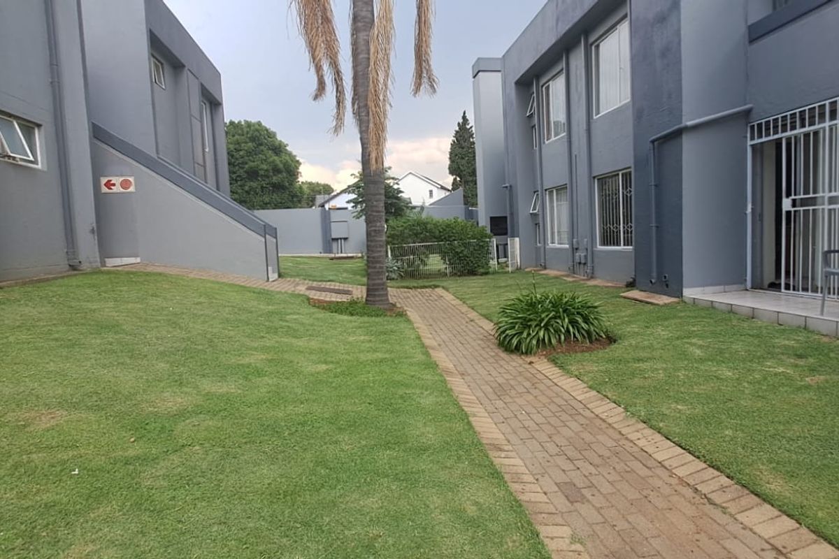 Charming 2-Bed Townhouse in Mulbarton Awaits You!" - Photo 2