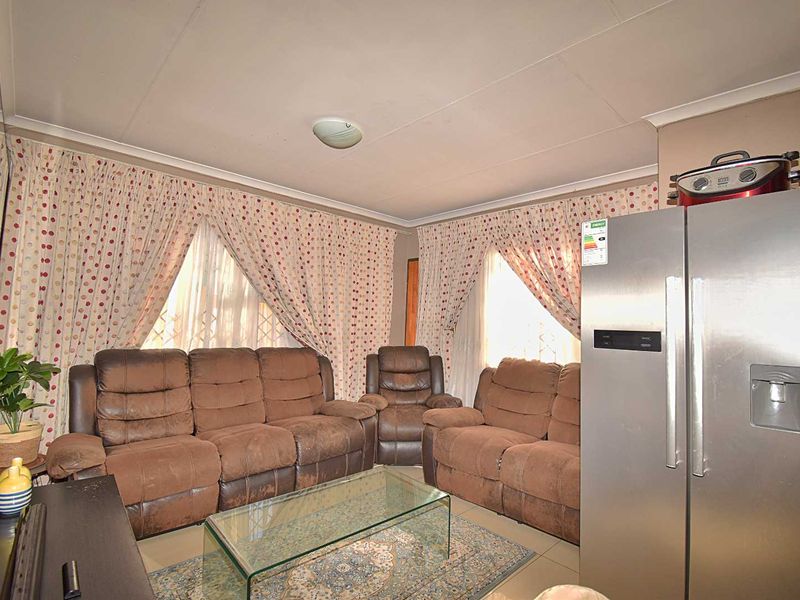 3 Bedroom, 2 Bathroom Home - Photo 8