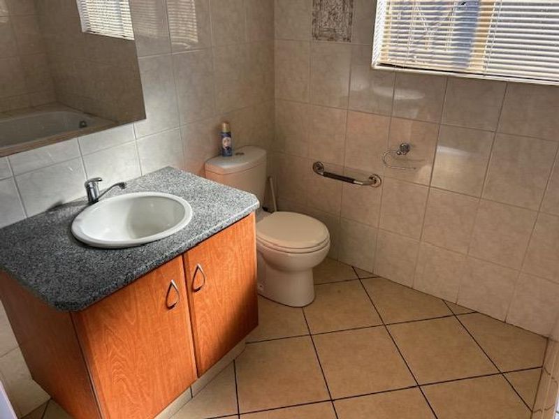Garden Cottage For Rent in Brackenhurst - Photo 8
