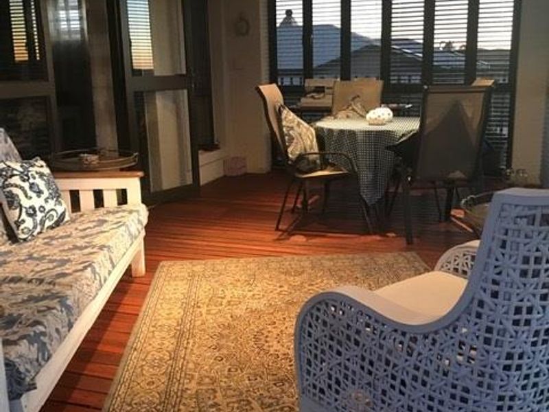 Luxurious Family Home with Pool, Flat & Triple Garage! - Photo 10