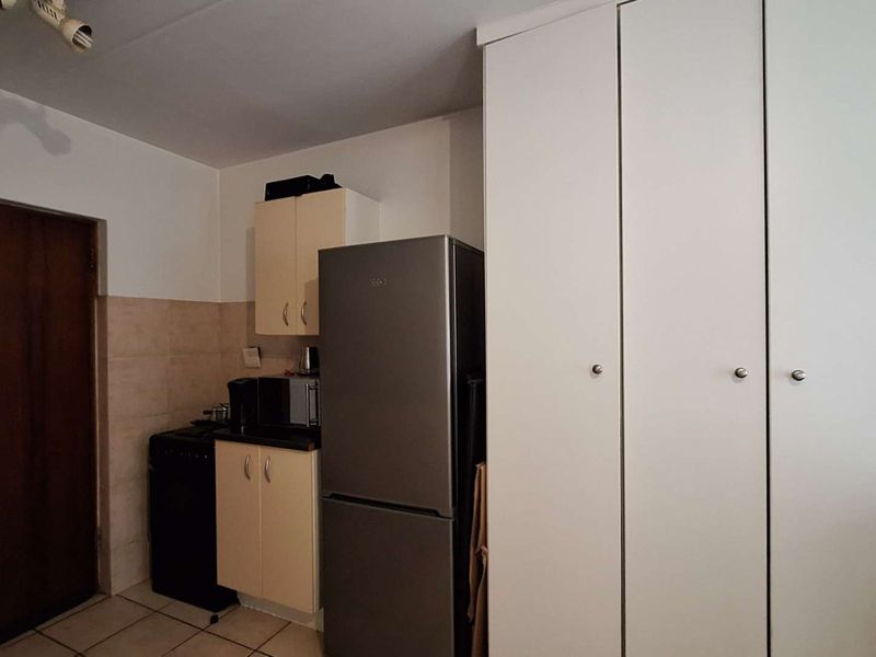 Bachelor Apartment in Richmond - Photo 3