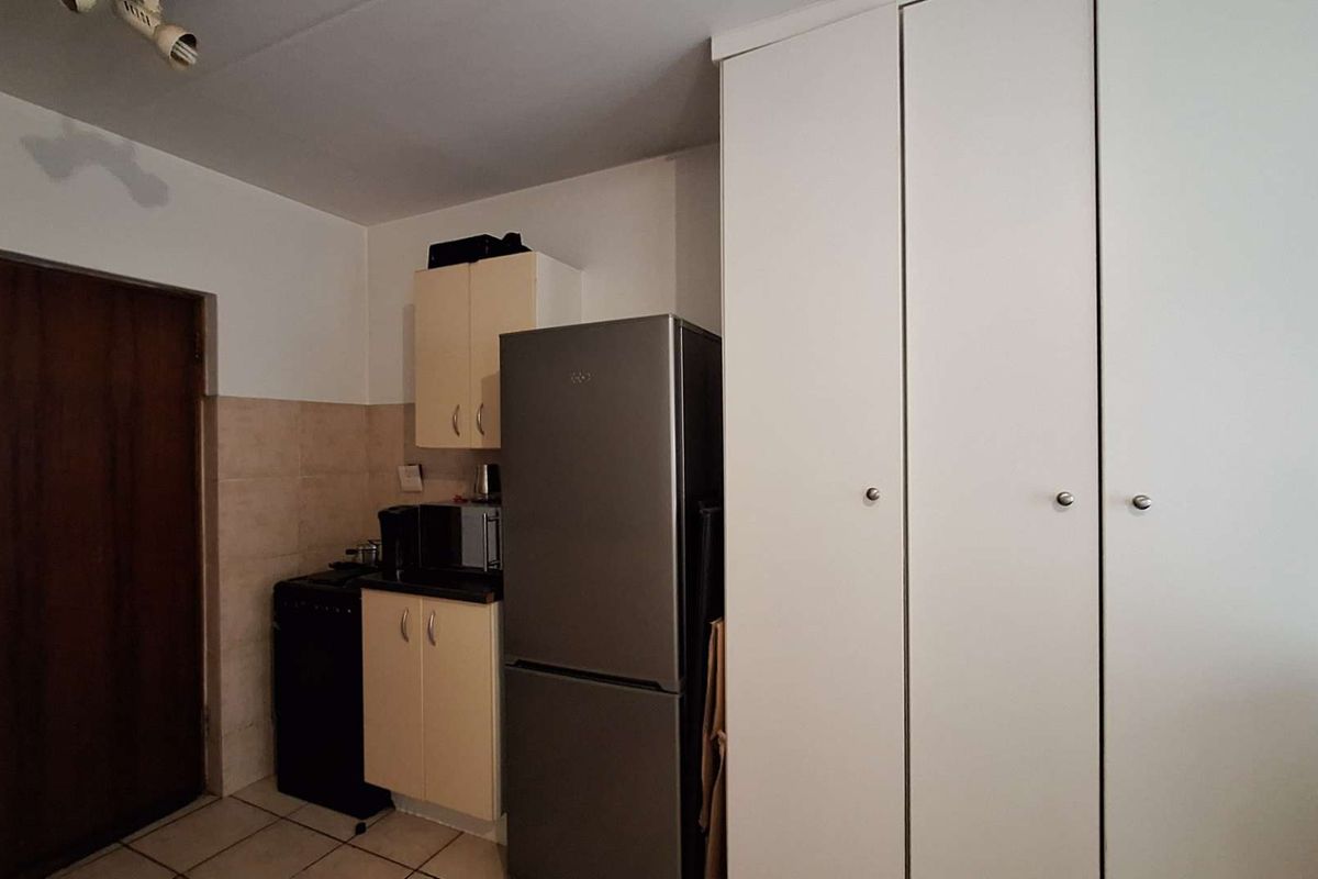 Bachelor Apartment in Richmond - Photo 3