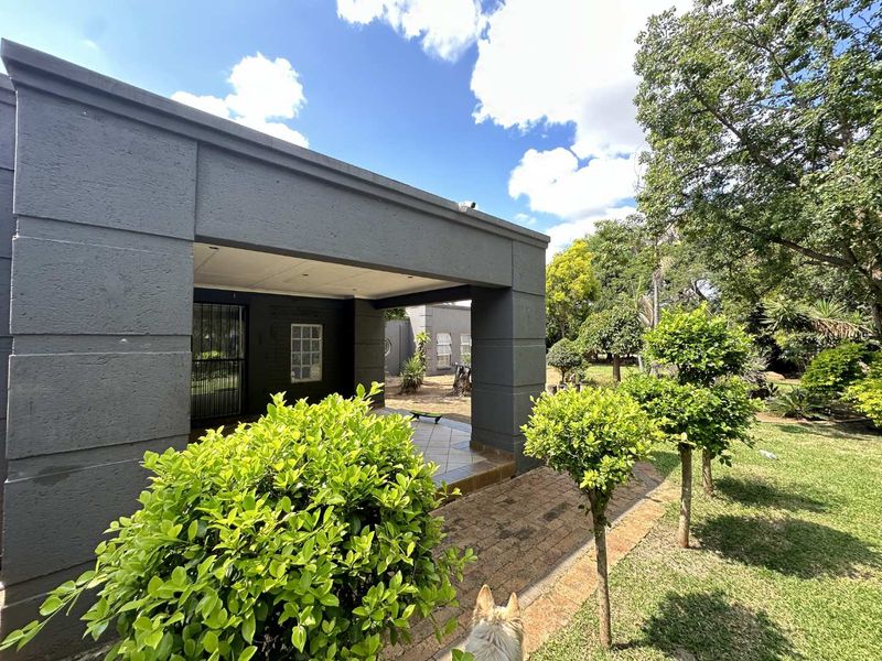 Exceptional Multi-Dwelling 1-Hectare Estate – Income & Lifestyle in One - Photo 2