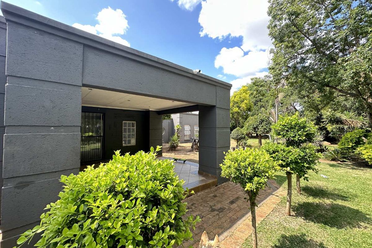 Exceptional Multi-Dwelling 1-Hectare Estate – Income & Lifestyle in One - Photo 2