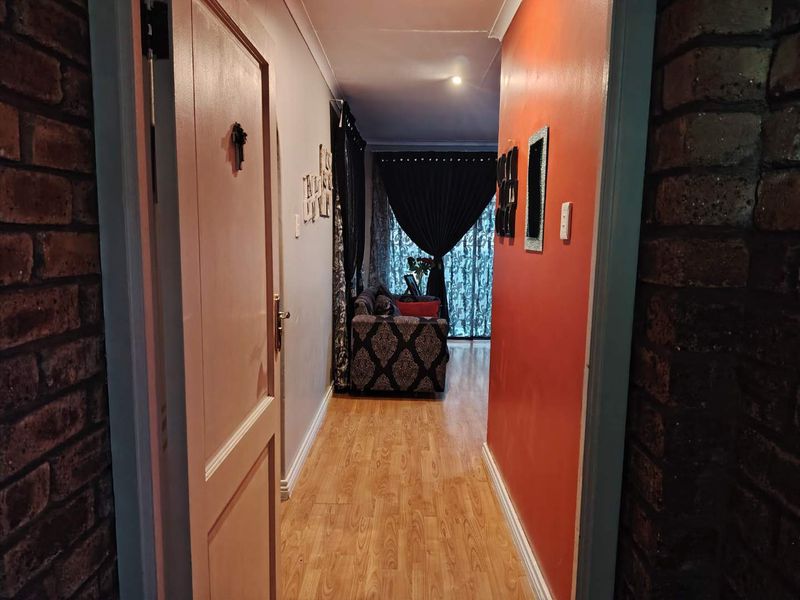 Stunning 4-Bedroom Townhouse in Secure Complex – Benoni Town - Photo 2