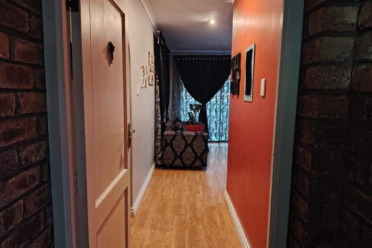 Stunning 4-Bedroom Townhouse in Secure Complex – Benoni Town - Photo 2