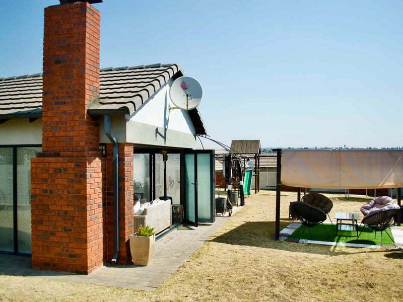 ** 3 Bedroom Townhouse in the Heart of Amberfield - A minute away from Amberfield College - Grade 00 to Matric** - Photo 6