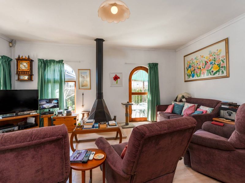 Charming 3-Bedroom Family Home with Pool & Excellent Security – Prime Location - Photo 7